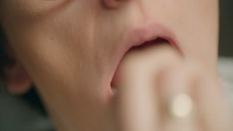 toma de primer plano de mujeres tomando un hisopo en la parte posterior de la boca y la nariz realizando una prueba casera rápida de antígeno covid-19