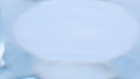 액체 표면에 떨어지는 물방울의 세부 사항