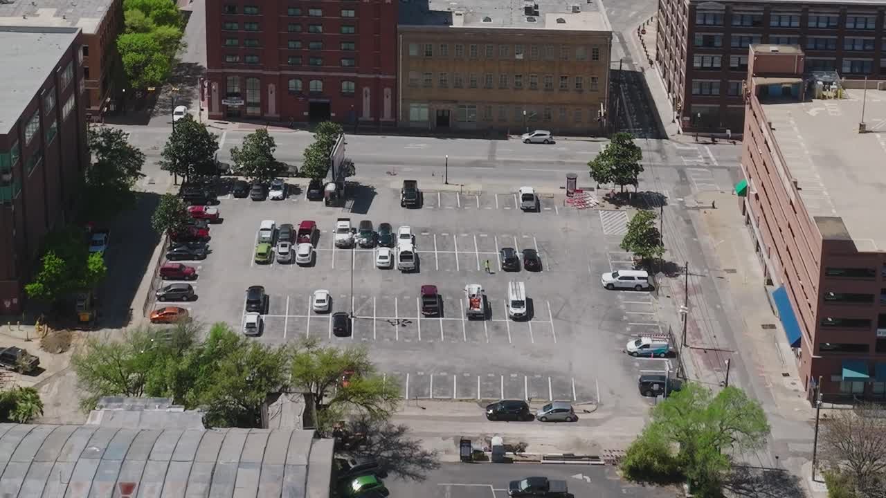 Vista del centro di Dallas con edifici e strade durante il giorno