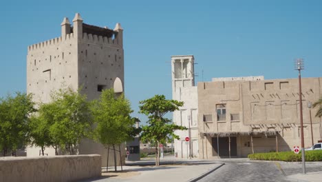 Die-Schöne-Und-Friedliche-Landschaft-Im-Historischen-Viertel-Al-Fahidi,-Dubai-Mit-Strahlend-Blauem-Himmel-Darüber---Breite-Aufnahme