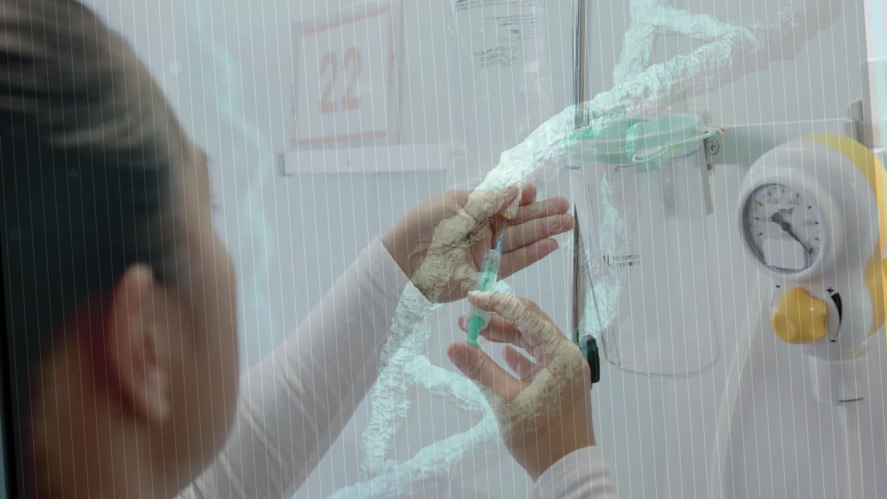 animación de la cadena de adn en la interfaz sobre la mujer médica caucásica llenando la bolsa de goteo