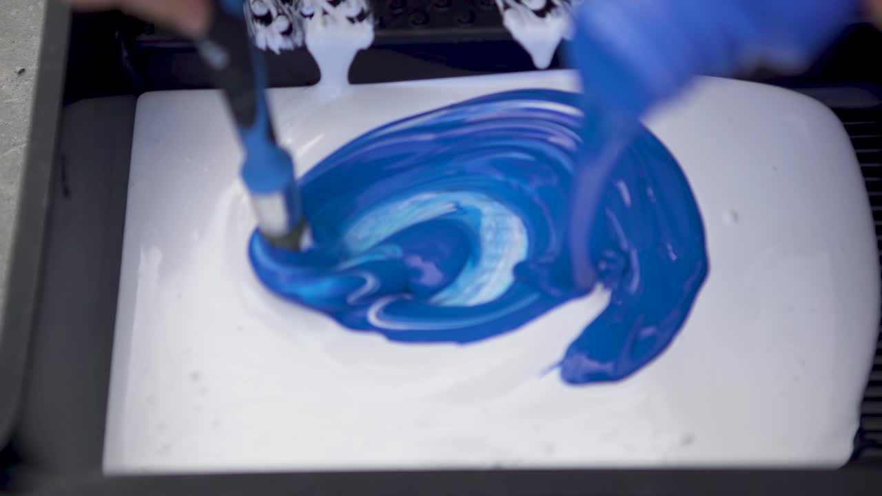 활기찬 파란색 페인트를 는 것