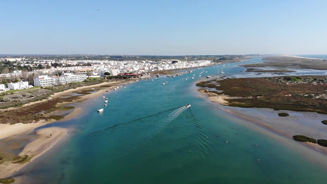 Vista aérea de Cabanas de Tavira en el Algarve
