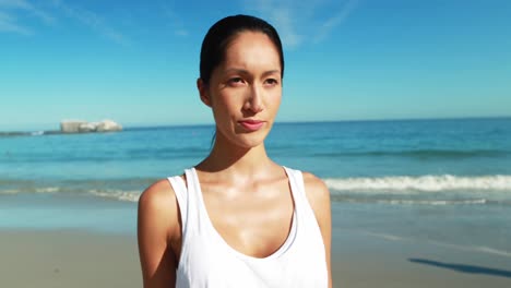 Hermosa-Mujer-De-Pie-En-La-Playa