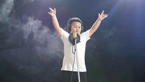 un niño cantando en un micrófono