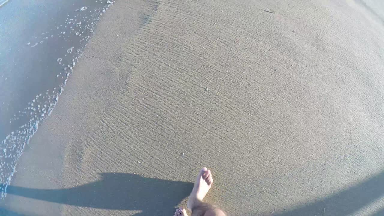 hombres caminando en una playa