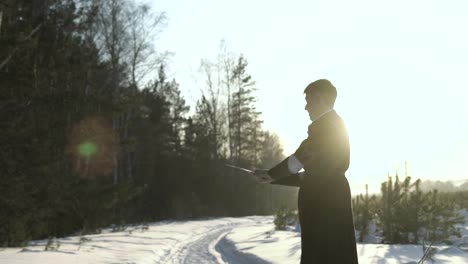 hombre con espada en el bosque nevado