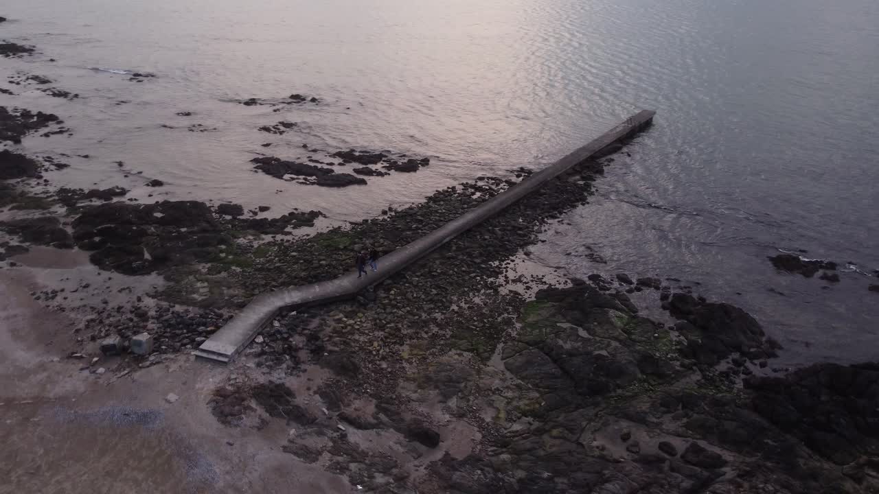 푼타 델 에스테 해변, 우루과이, 남미에서 흐린 날에 부두를 걷는 커플