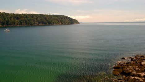 Drohnenaufnahme-Eines-Bootes-Mit-Meer-Und-Himmel-Und-Strand-Mit-Schöner-Farbe