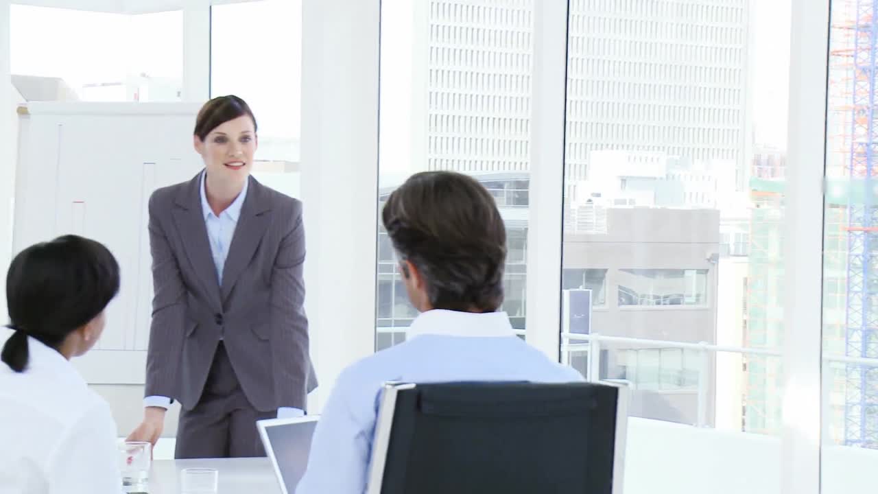 자신감 있는 사업가 여성 이 판매 수치 를 보고 하고 있다