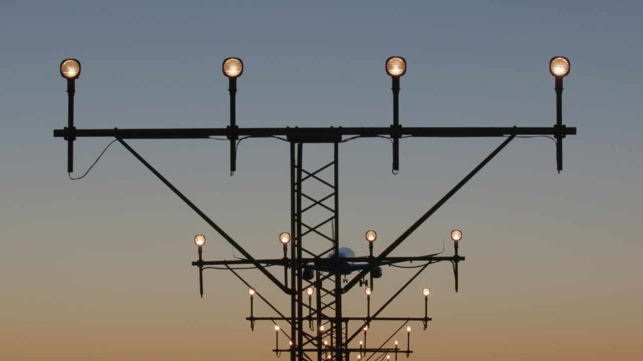 밤에 착륙하는 비행기