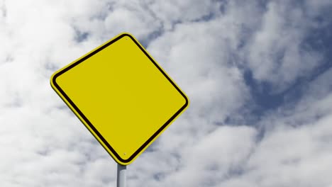 Leeres-Gelbes-Straßenschild-Mit-Sich-Schnell-Bewegenden-Wolken-Im-Hintergrund