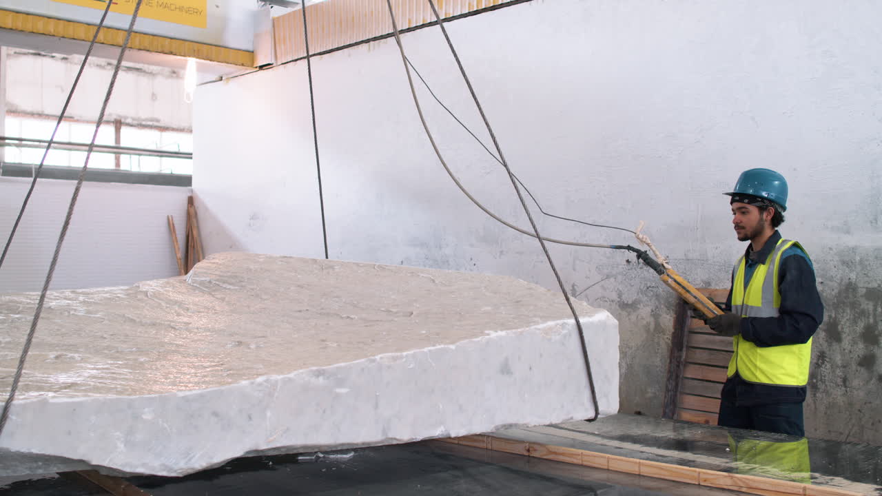 대리석 조각을 들어 올리는 남자