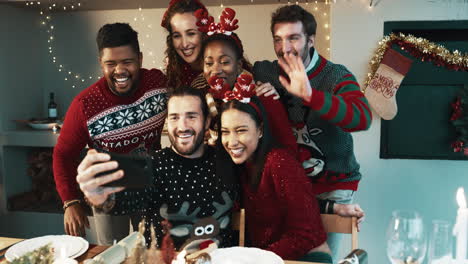 un grupo de personas haciendo una videollamada durante
