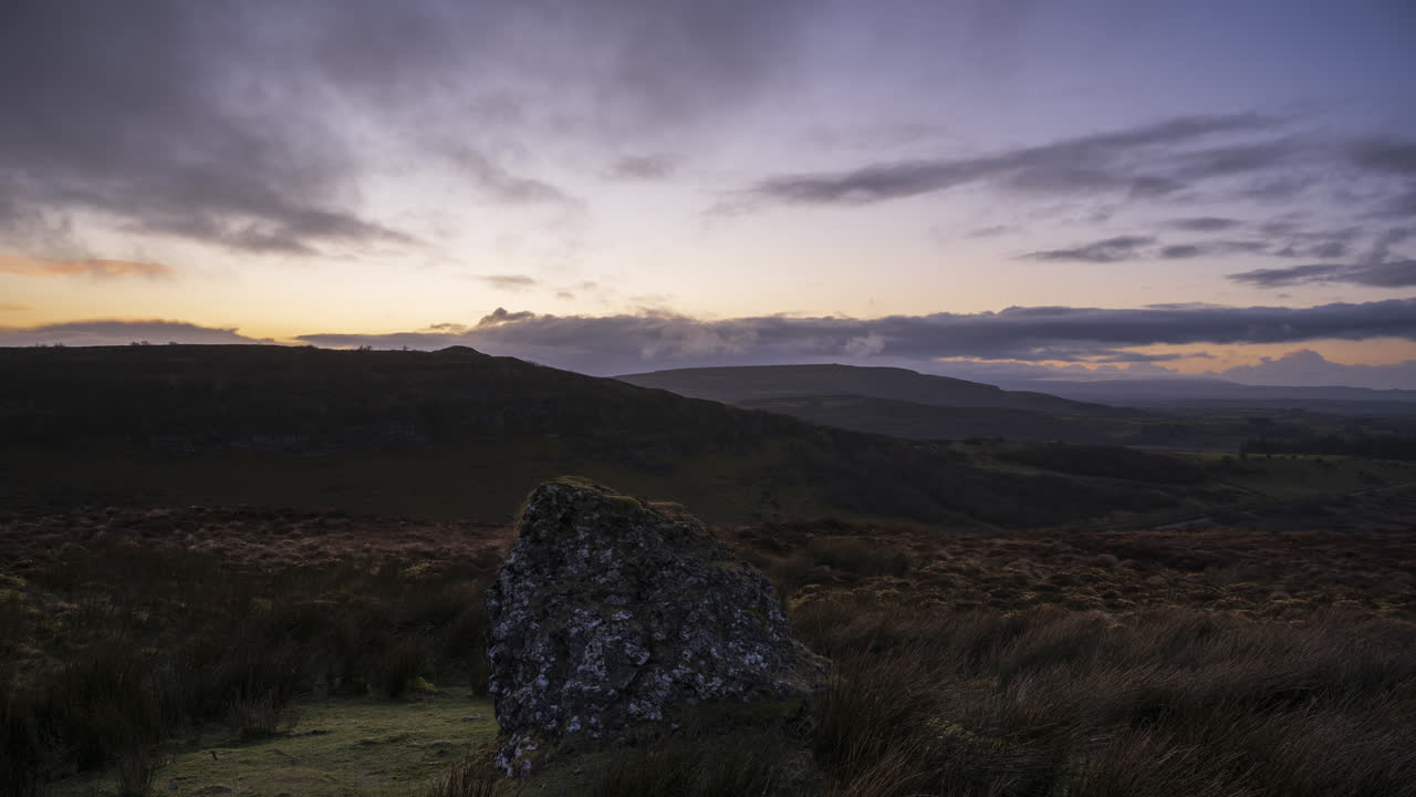 lapso de tiempo del paisaje rural y remoto de hierba, árboles y rocas durante el día en las colinas de carrowkeel en el condado de sligo, irlanda