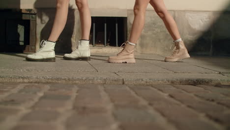 dos mujeres posando con trajes de moda