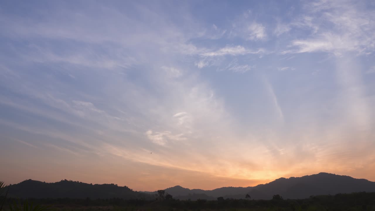 거대한 산에서 해가 뜨고, 아침에 다채로운 파란색과 복아 하늘, 봄날의 좋은 날씨, 은 분위기, 새벽, 부활절, 일요일, 위대한 산 사이에서 해가 떠오르고, 새로운 날이 시작됩니다.