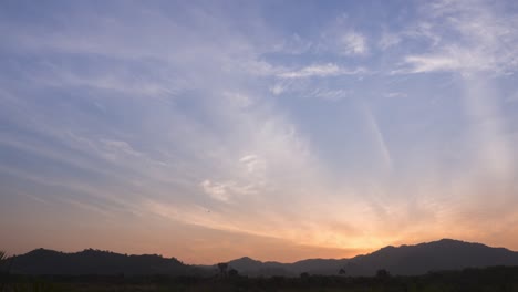 거대한 산에서 해가 뜨고, 아침에 다채로운 파란색과 복아 하늘, 봄날의 좋은 날씨, 은 분위기, 새벽, 부활절, 일요일, 위대한 산 사이에서 해가 떠오르고, 새로운 날이 시작됩니다.