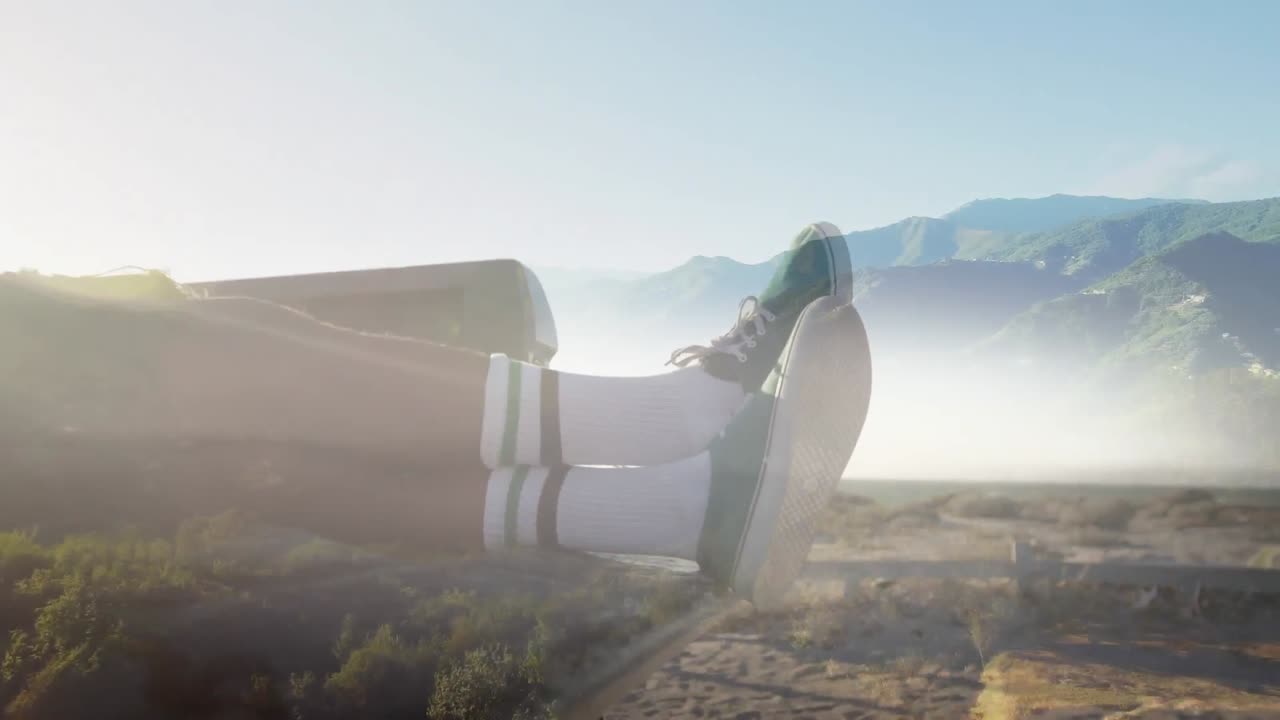 풍경 위의  ⁇ 은 날에 트럭 침대에서 휴식을 취하는 사람의 발의 애니메이션