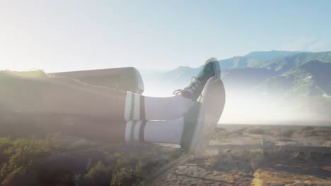 animación de los pies del hombre descansando en la cama del camión en un día soleado sobre el paisaje