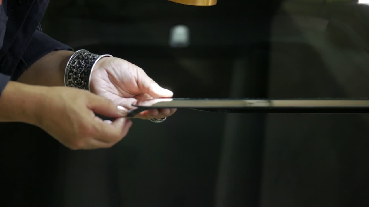 Processo di preparazione del parabrezza per la sostituzione in un'officina automobilistica.