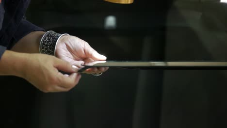 proceso de preparación del parabrisas para su reemplazo en el servicio de automóviles