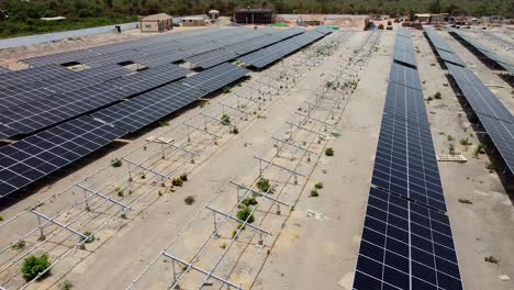 antena de bajo deslizamiento sobre paneles fotovoltaicos limpios en la planta de energía solar de jambur en construcción en gambia, áfrica occidental