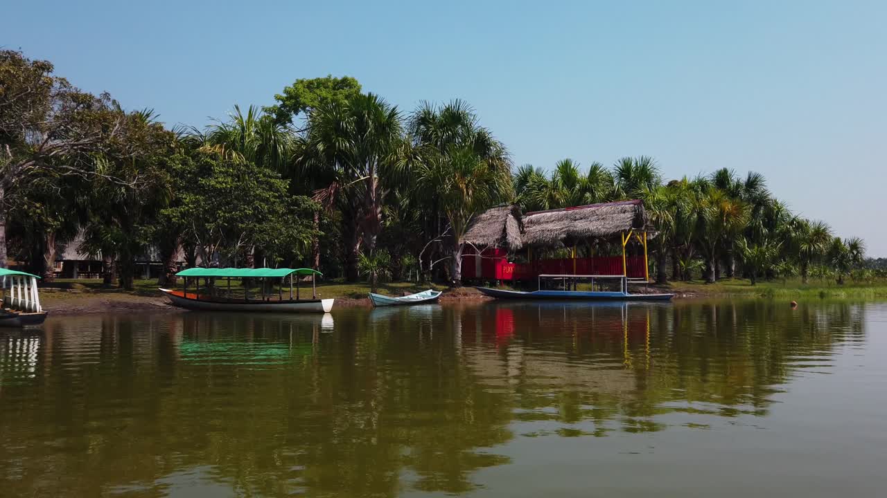 video diurno de 4k que ofrece una gran vista panorámica del famoso lago llamado laguna de los milagros en la selva amazónica en perú