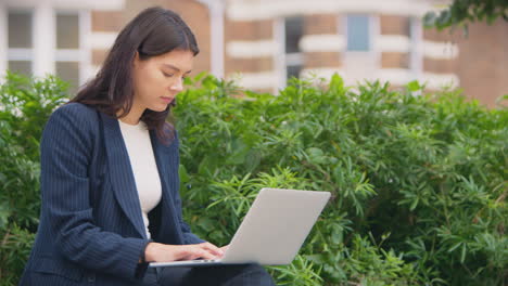 Mujer-De-Negocios-Al-Aire-Libre-Trabajando-En-Una-Computadora-Portátil-Durante-El-Descanso-De-La-Oficina