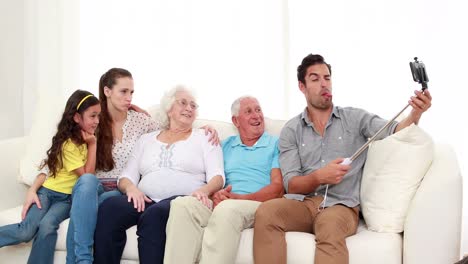 familia extendida feliz tomando una selfie