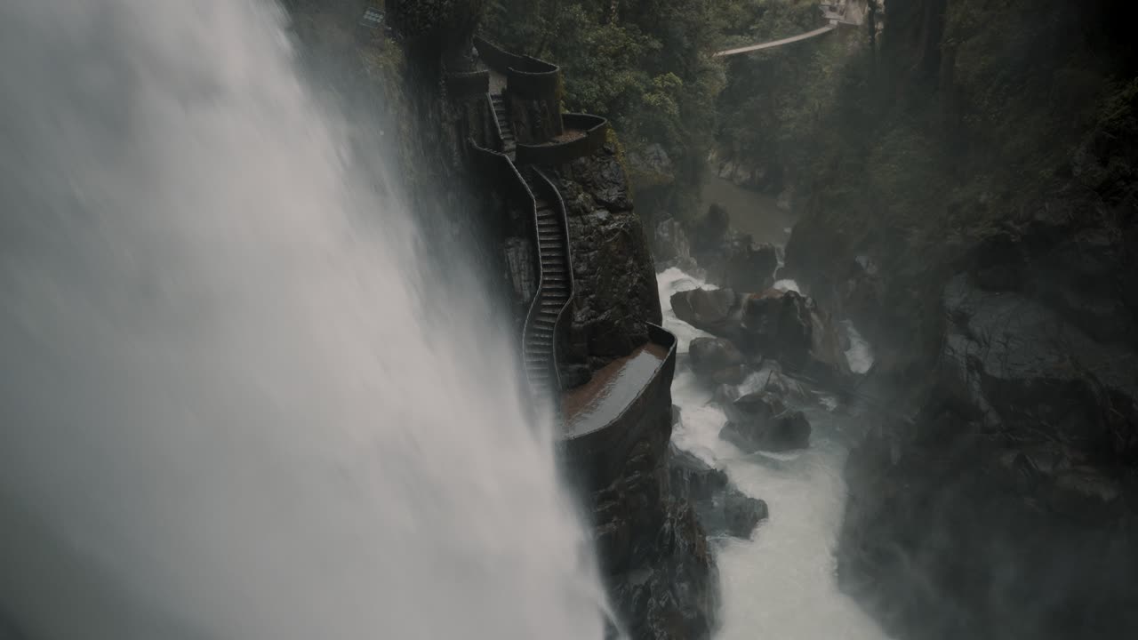 escaleras mojadas en un acantilado rocoso cerca de la cascada pailon del diablo en baños de agua santa, ecuador