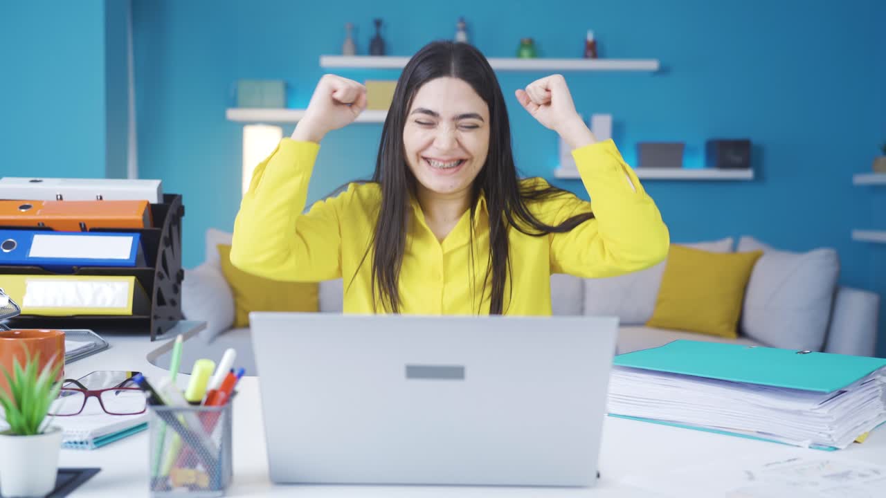 una joven mujer de negocios regocijada.