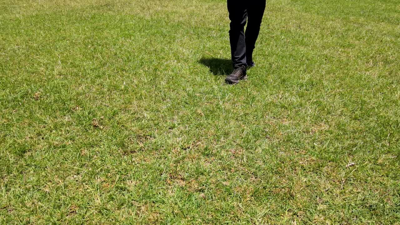 푸른 들판을 걷고 있는 남자