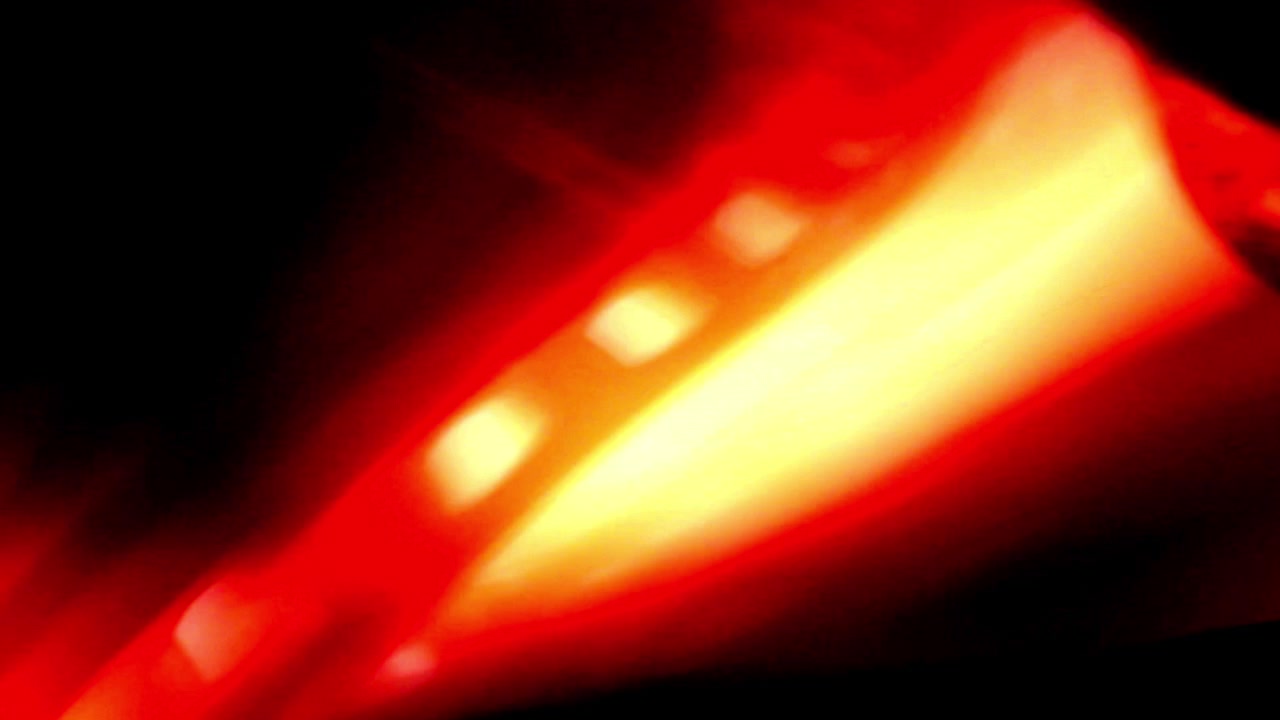 Fughe di luce e bagliori astratti su sfondo nero