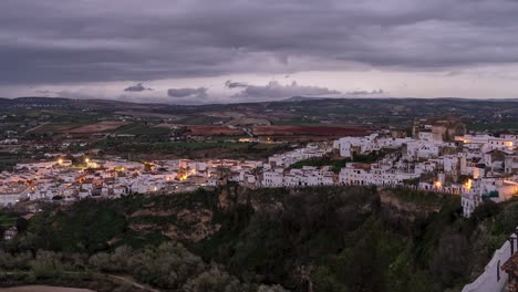 Incline-Hacia-Arriba-El-Lapso-De-Tiempo-Sobre-El-Pueblo-De-Arcos-De-La-Frontera-En-España