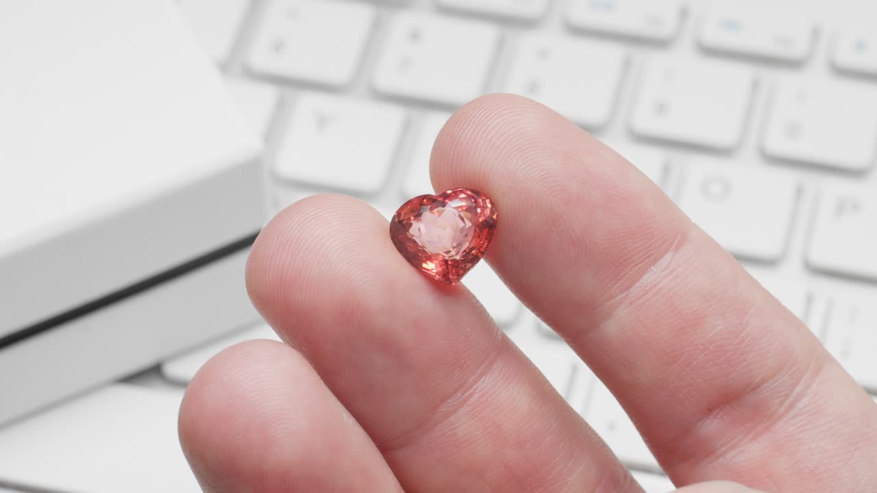 심장 모양의 투르말린과 함께 온라인 보석 쇼핑