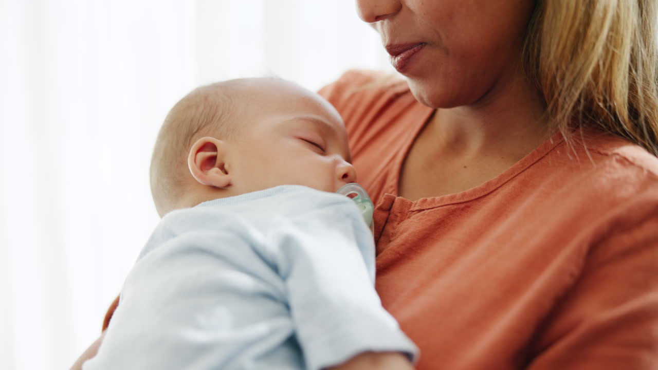 amor, felicidad y mamá sosteniendo a su bebé para calmarse