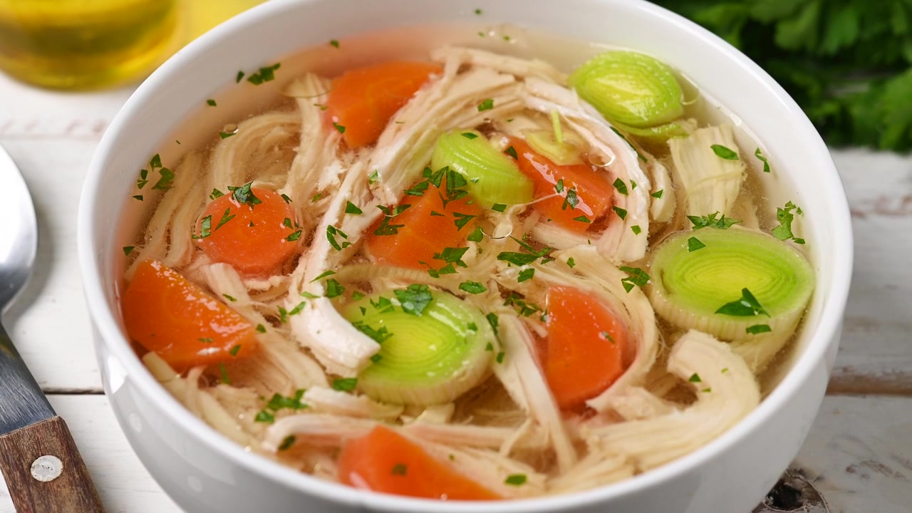 Hjemmelavet kyllingesuppe i hvid skål