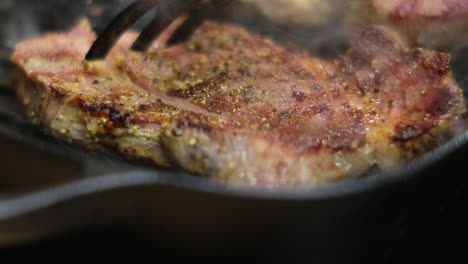cocinar un filete en una sartén de hierro fundido