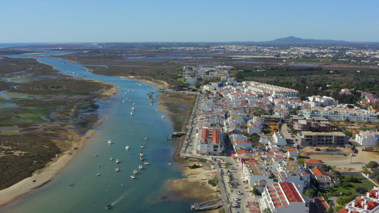 Vista aérea elevada de la pintoresca ciudad costera de Cabanas, Tavira, Algarve