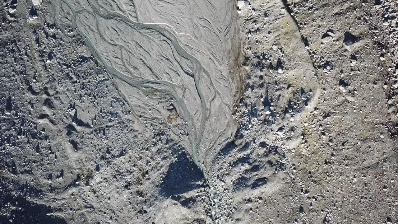 delta del río junto a un glaciar, suiza, alpes