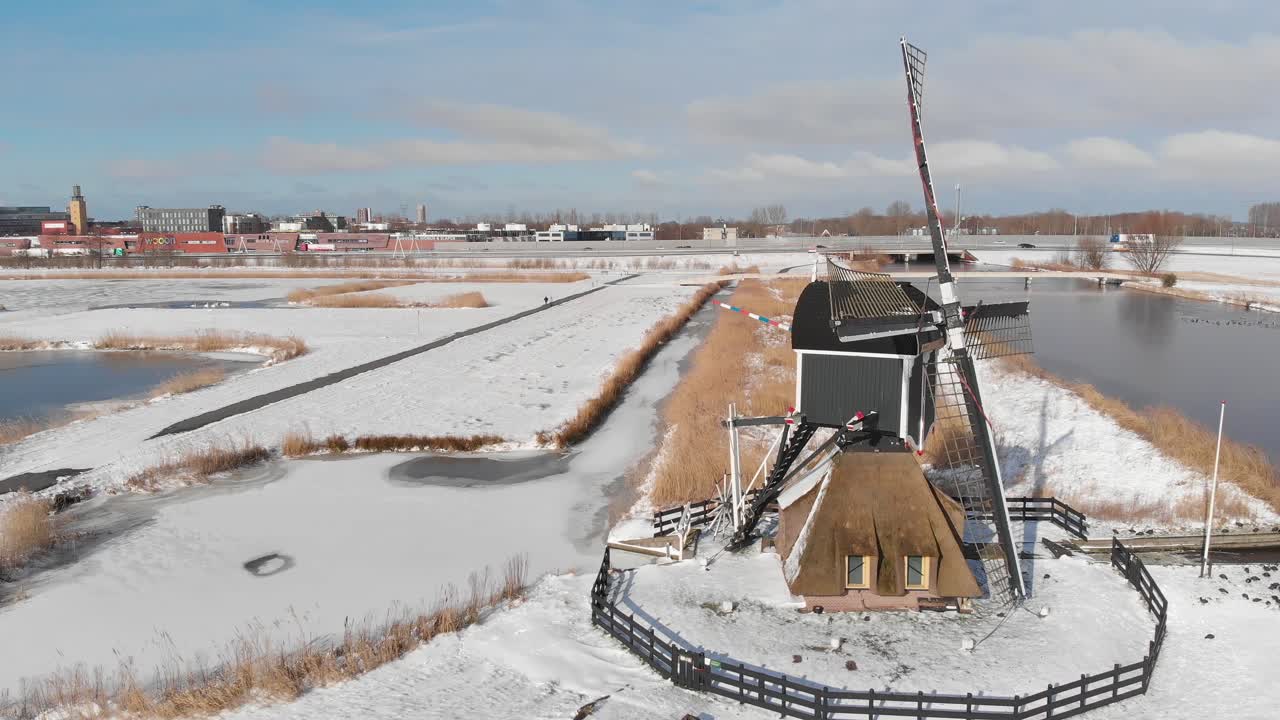 icónicos molinos de viento holandeses cubiertos de nieve y hielo invernales, vista aérea de invierno frío