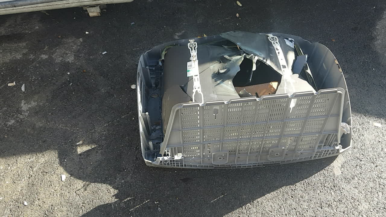 버려진 브라운관 오래된 모니터 tv 거리 쓰레기에 버려진