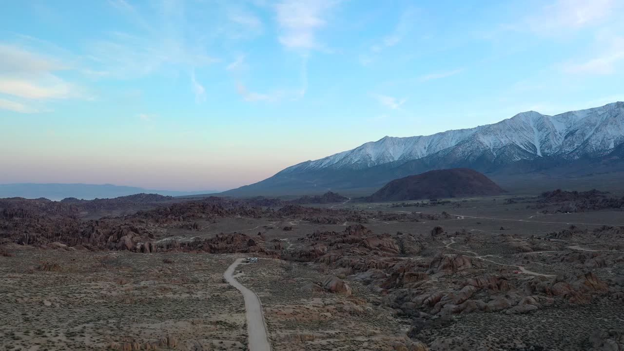 hermosa toma aérea del parque estatal del cañón de nieve en américa al atardecer