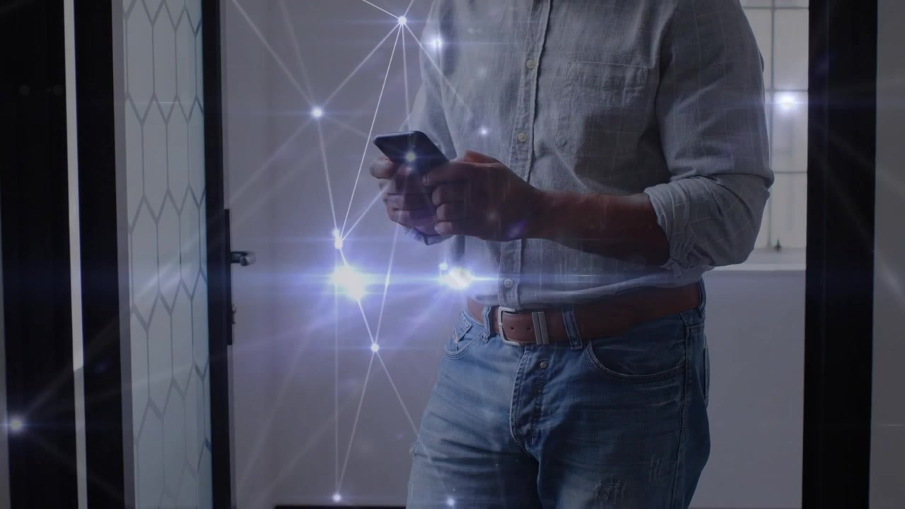 Animazione di una rete di connessioni su un uomo d'affari caucasico che usa lo smartphone