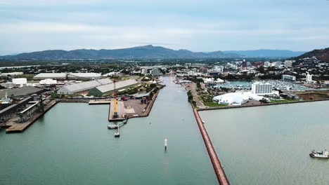 drone volando sobre el puerto - puerto moviéndose hacia la ciudad en el fondo