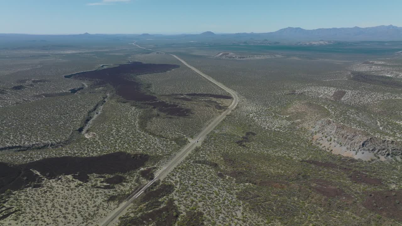 carretera interestatal en el desierto de méxico, vuelo aéreo de drones
