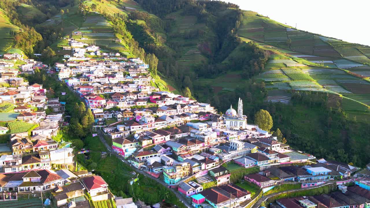 vista aérea del hermoso pueblo indonesio en la ladera de la montaña llamada nepal van java por la mañana