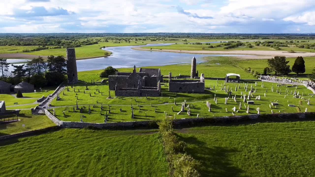 offaly ireland 카운티의 고대 clonmacnoise 수도원에 대한 shannon 강 배경의 풀백 드론 샷