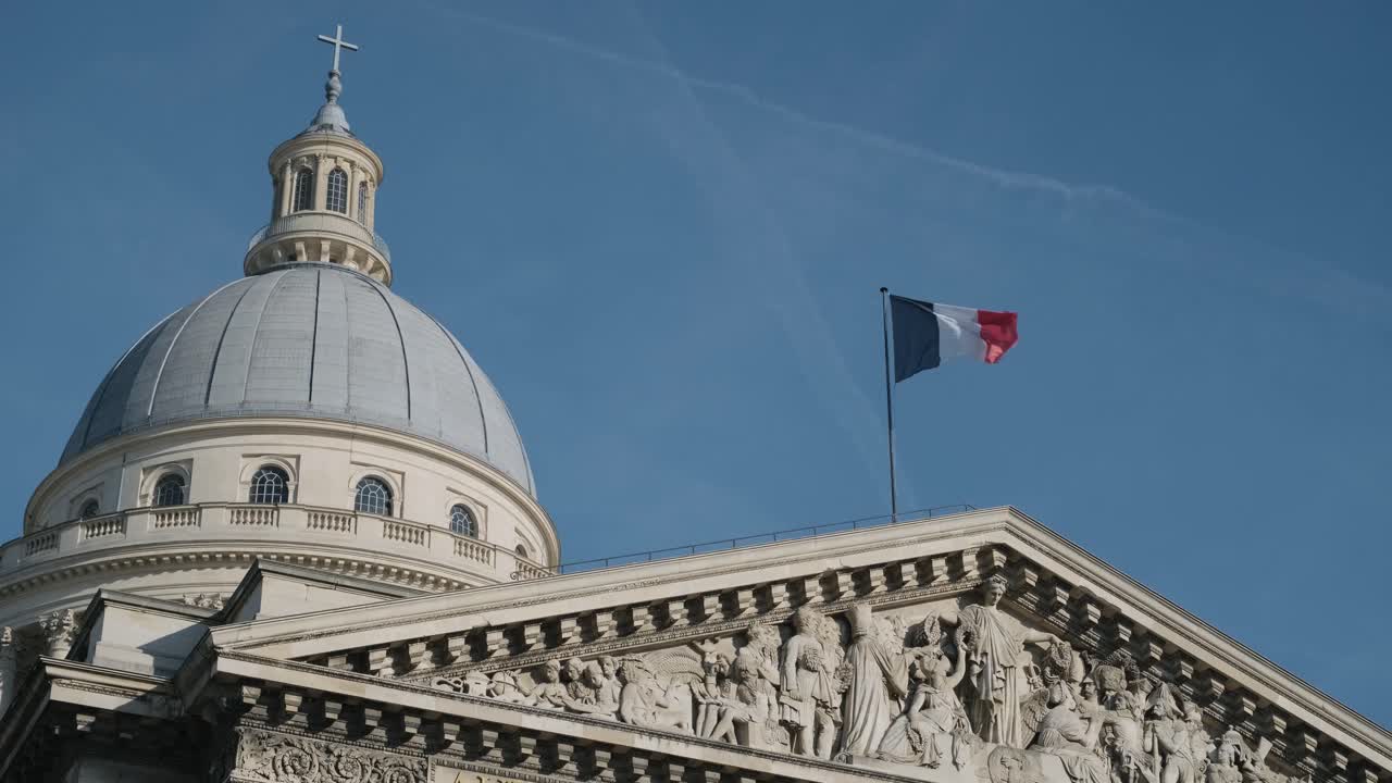Veduta del grandioso Pantheon a Parigi con la bandiera francese che sventola al vento
